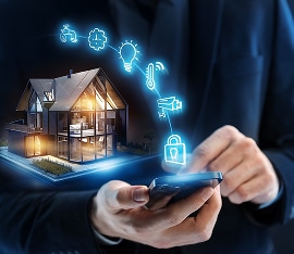 Homme contrôle sa maison connectée via smartphone, avec des icônes lumineuses (lumière, thermostat, sécurité) flottant au-dessus d'un modèle de maison.